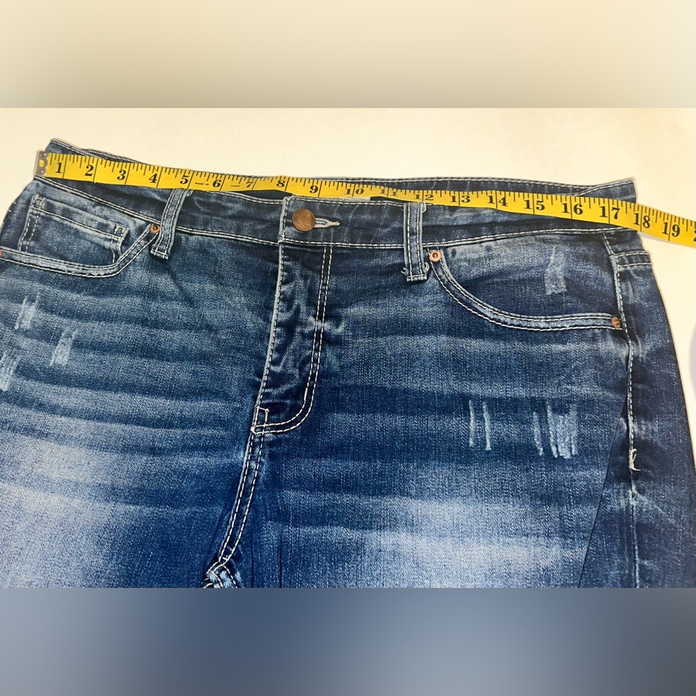 Buckle BKE Gabby Curvy Fit High Rise Capri Jeans Size 30 Stretch Dark Distressed - Picture 6 of 9